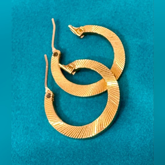 MONET Gold-tone Small-Medium Hoop Earrings pierced w/sunburst texture - Picture 2 of 6